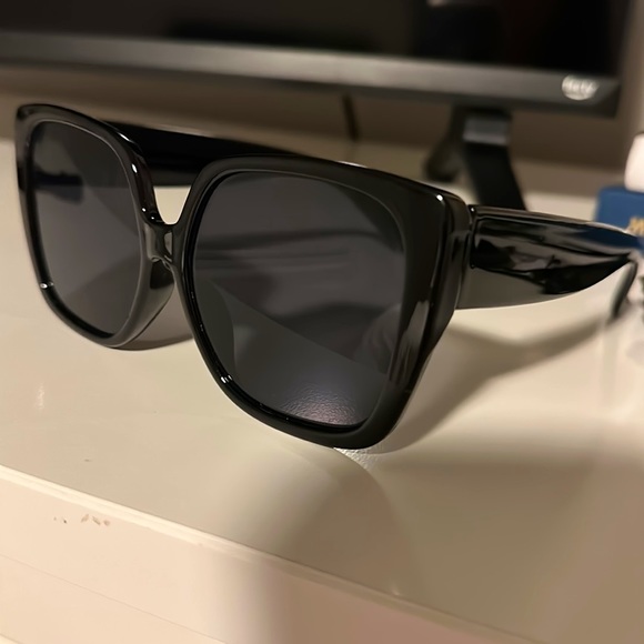 Oversized black sunglasses - Picture 3 of 5